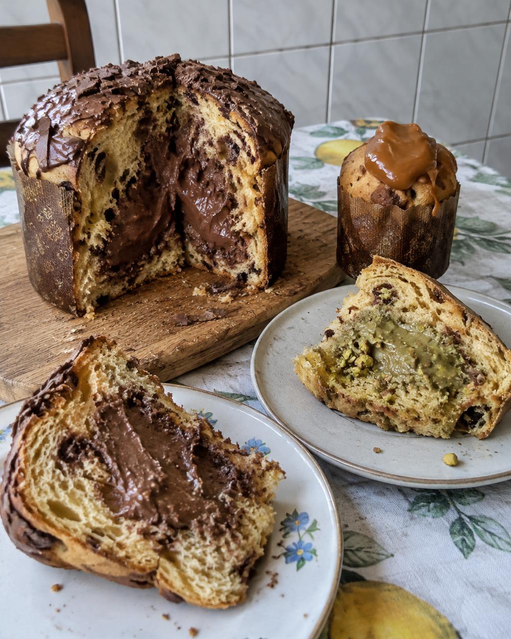 Chocotone aberto com brigadeiro cremoso, fatia recheada de pistache e mini panetone com doce de leite